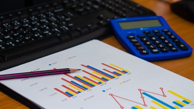 Teciomar Ábila investiga como a instabilidade econômica afeta a saúde mental e influencia nossas decisões financeiras.