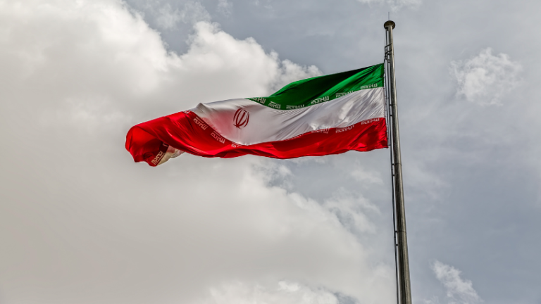 Irã promete resposta decisiva após morte de Ali Larijani e amplia tensão com Israel